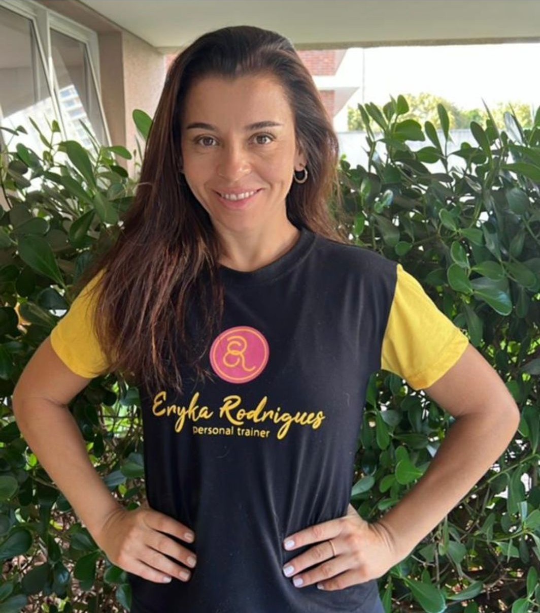Professora Éryka Rodrigues instruindo a aula